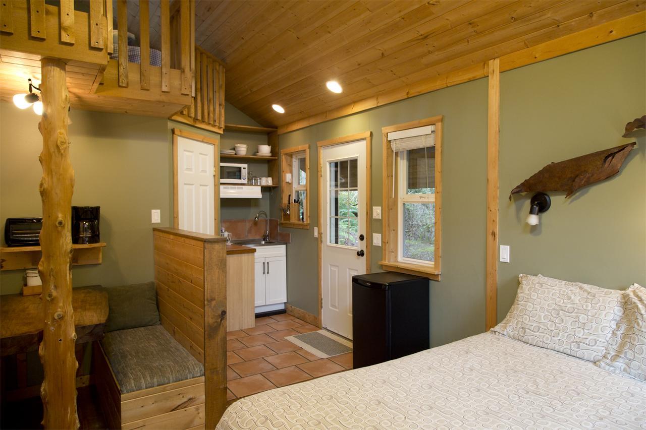 Surfs Inn Rainforest Cottages Ucluelet Extérieur photo